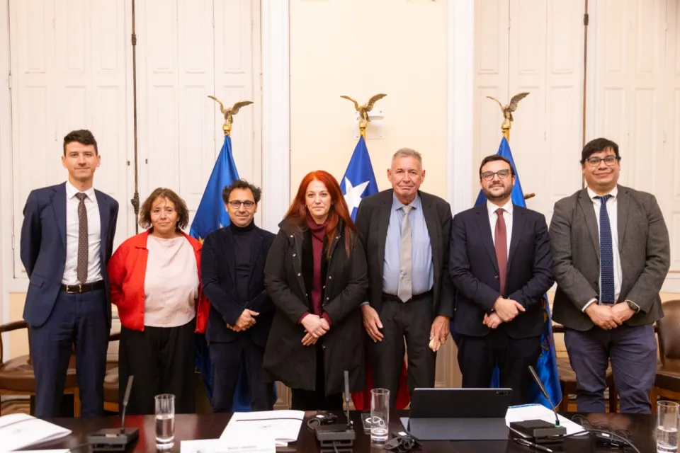 Participantes de la mesa de trabajo "Permisos ambientales: hacia un equilibrio entre desarrollo y sostenibilidad"