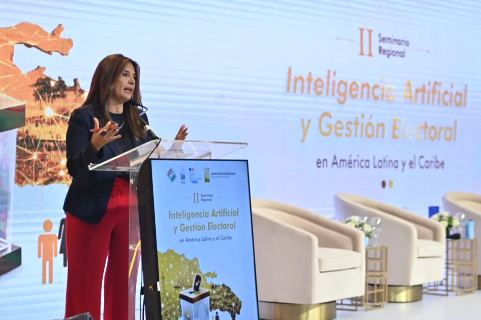 Marcela Ríos Tobar, directora regional para América Latina y el Caribe durante el II seminario regional sobre inteligencia artificial y gestión electoral.