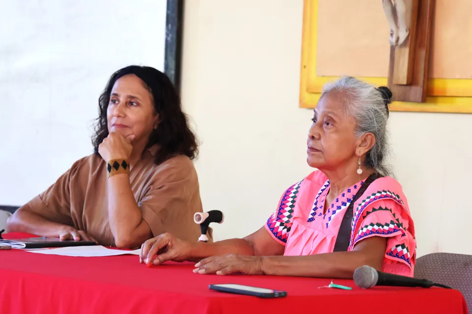Alicia del Aguila, program director at International IDEA, alongside indigenous leader Toribia Venado at the training workshop for Ngäbe-Buglé women.