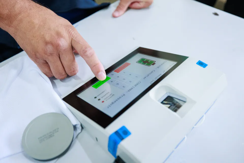 More than 158 million citizens were eligible to elect the president and vice president; twenty-seven governors and vice-governors for the states and the Federal District; fifty-four senators; 513 federal deputies; 1,035 state deputies; and twenty-four district deputies. 