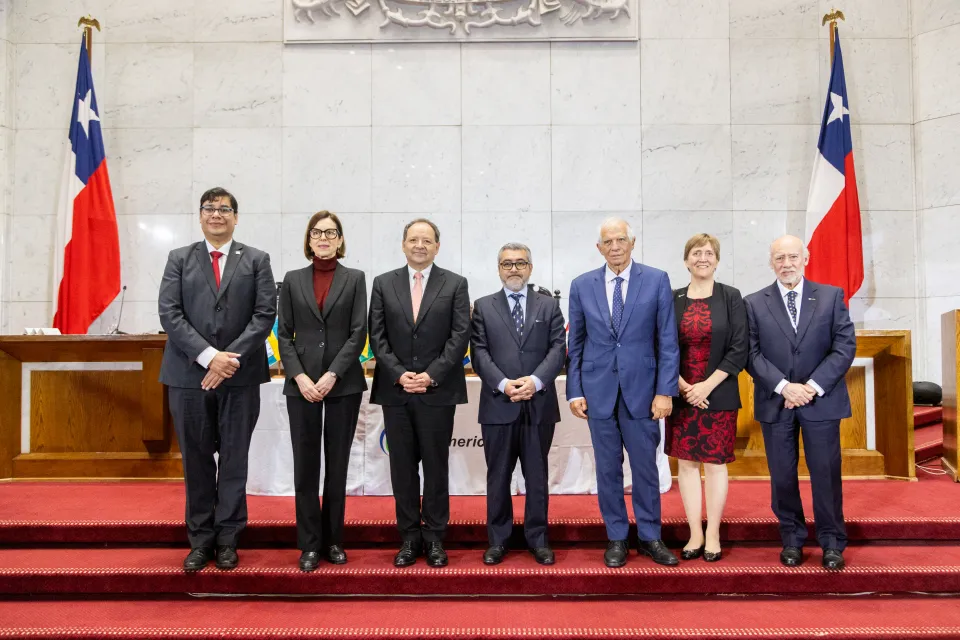 Oficial de Programas para Chile y países del Cono Sur de IDEA Internacional, Ricardo Mena, Embajadora de la Unión Europea en Chile, Claudia Gintersdorfer, Secretario del Senado de Chile, Luis Rojas, Prosecretario del Senado de Chile, Andrés Salas, Presidente del Barcelona Centre for International Affairs (CIDOB), Josep Borrell, Directora general de ParlAmericas, Alisha Todd y el Presidente de ParlAmericas, senador chileno Iván Flores