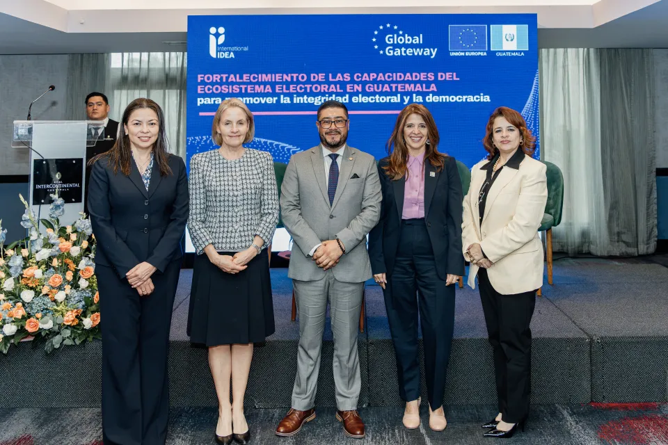 De izquierda a derecha: Laura Rivera, gerente de proyecto de IDEA Internacional en Guatemala; S.E. Johanna Karanko, Embajadora de la Unión Europea en Guatemala; Quelvin Otoniel Jiménez, Magistrado vocal IV del Tribunal Supremo Electoral de Guatemala; Marcela Ríos Tobar, Directora Regional para América Latina y el Caribe, IDEA Internacional y Karin Virginia Romero Figueroa, Magistrada Vocal III del Tribunal Supremo Electoral.
