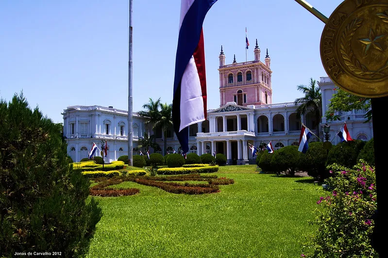 Palacio de gobierno en Asuncion, Paraguay (<a href="https://flic.kr/p/bra4KH">Photo</a> by Jonas de Carvalho / <a href="https://creativecommons.org/licenses/by-sa/2.0/">CC BY-SA 2.0</a>)
