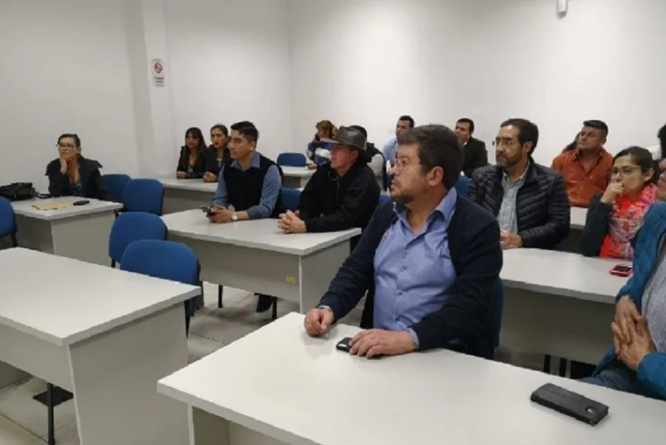 Departmental authorities and members of the political party National Unity (UN) listen to the youth proposal.