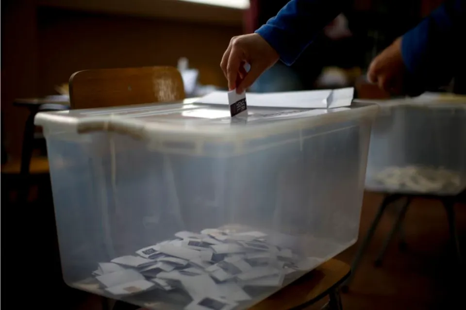 Voto en una urna de plástico