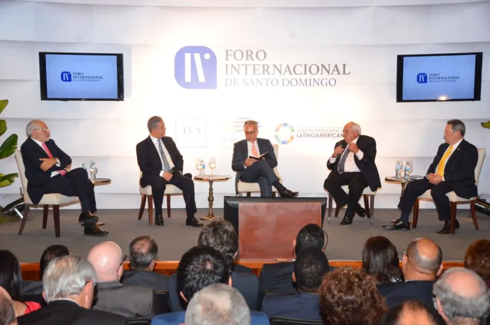 From left to right: Carlos Mesa, former president of Bolivia; Leonel Fernández, former president of the Dominican Republic; Dr. Daniel Zovatto, Regional Director of International IDEA; Ernesto Samper, former president of Colombia; Vinicio Cerezo, former president of Guatemala (Photo credit: Apolinar Moreno / FUNGLODE)