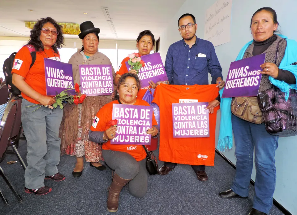 Bolivia's Minister of Justice, Government reps and mayors show their support for the #16days to end violence against women. 