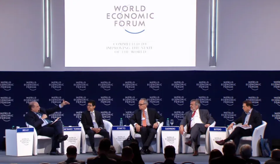 Junto con panelistas de la sesión “Combatiendo la corrupción: el camino hacia adelante” en el Foro Económico Mundial en Argentina