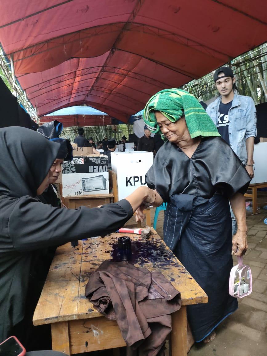 Kajang Indigenous Peoples at the polling station, October 2022. (Credit: Ramlah/AMAN)