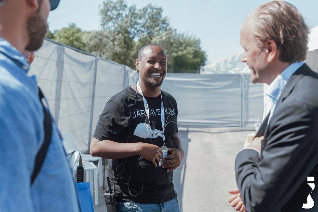 Ahmed Abdirahman at Järvaveckan 2024, an event he founded to bridge the gap between citizens and decision-makers. Photo by: Järvaveckan/Avandimedia (2024)
