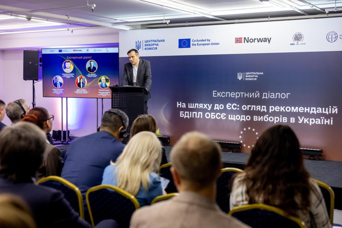 oleh-didenko-is-delivering-a-speech-during-the-expert-dialogue