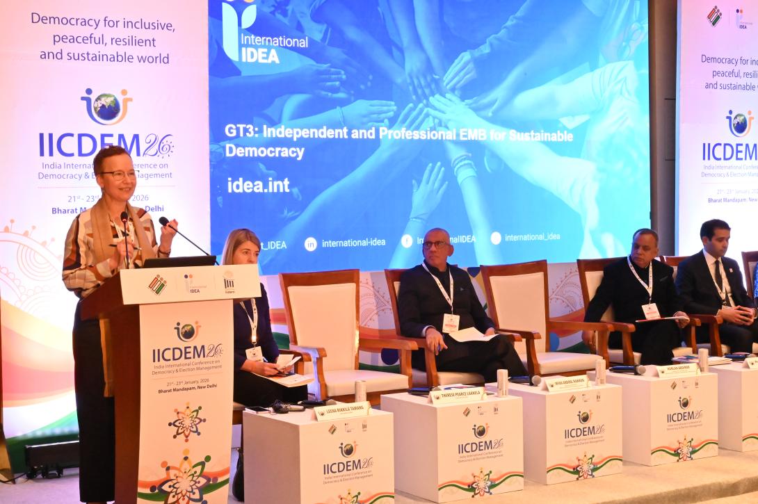 Dr. Therese Pearce Laanela presenting in one of her Sessions on EMBs.