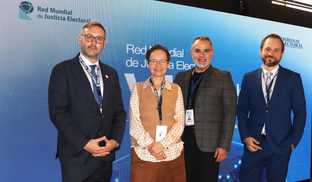 De izq. a der.: Nicolás Liendo, oficial de programa; Therese Pearce, jefa de Procesos Electorales; Luis Consuegra, oficial de Movilización de Recursos; y Alberto Fernández, jefe de Digitalización y Democracia.